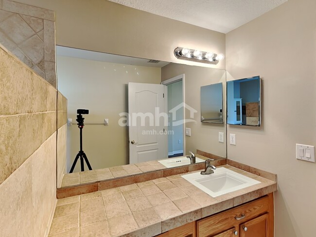 Building Photo - 12822 Lake Vista Dr