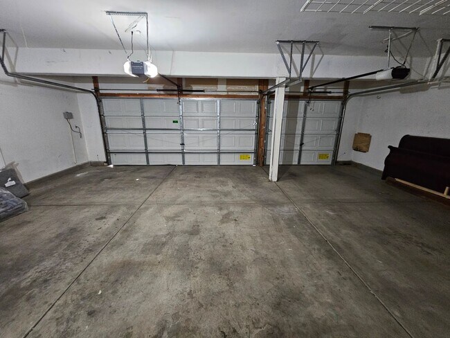 Building Photo - 4 BEDROOM POOL HOME IN GREEN VALLEY RANCH