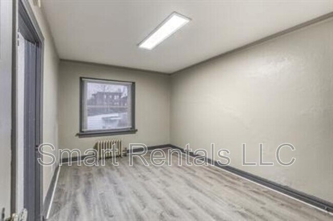 Building Photo - 807 Clara Ave