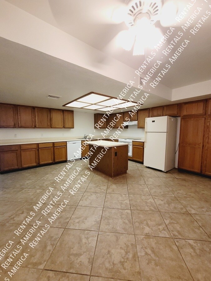 Building Photo - 13831 N Kendall Dr