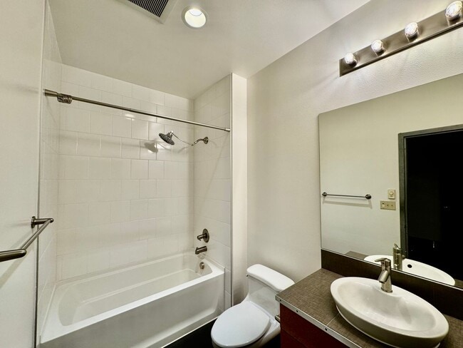 Building Photo - One-bedroom Condo right in the Heart of Capitol Hill!!!!!!