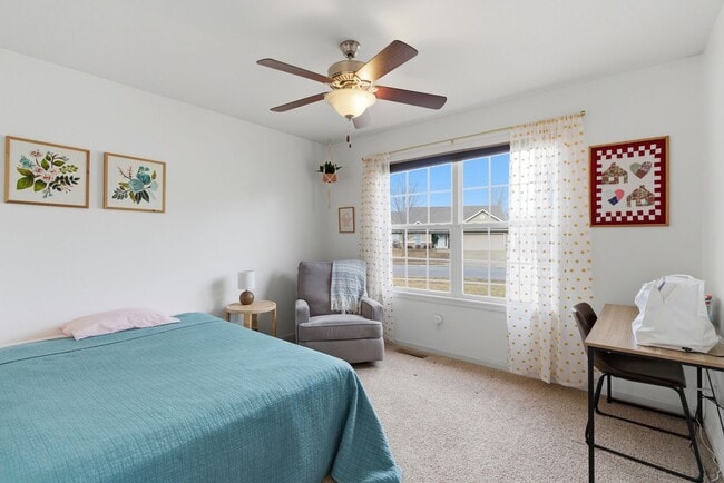 Building Photo - 5 bed/ 3 bath Single Family Home.