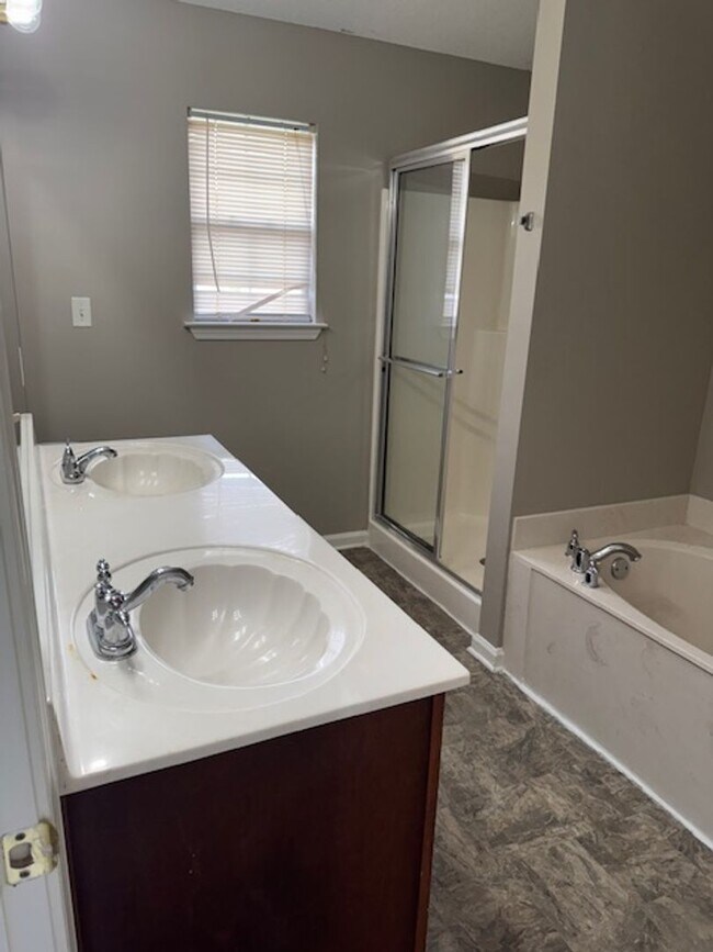 Building Photo - Renovated 4 Bedroom 2 Bath Home with Upsta...
