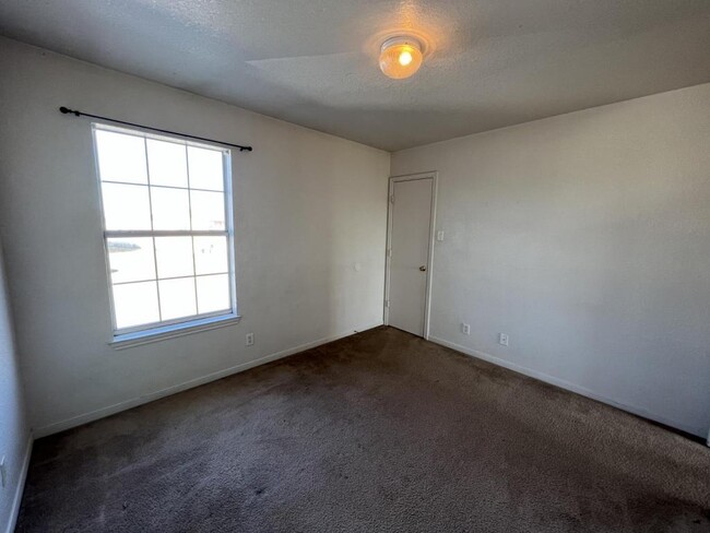 Building Photo - 1402 Dugger Cir