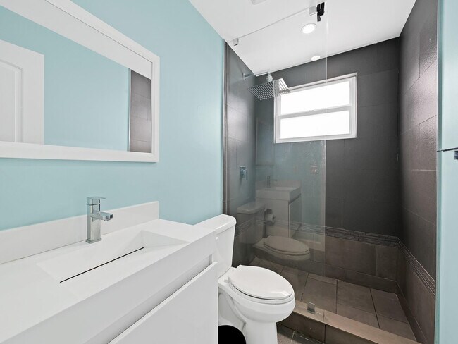 Building Photo - 2591 NE 55th Ct