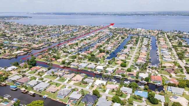 Building Photo - Welcome to your dream rental in Cape Coral! This fully remodeled, MONTH TO MONTH available home.