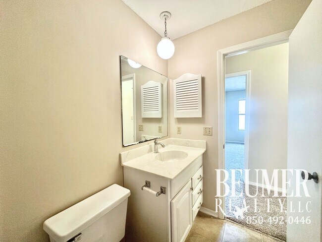 Building Photo - 2bd/2ba Condo in Prime Location on Scenic Highway