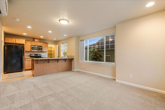 Building Photo - Modern Townhome Near the Willamette River