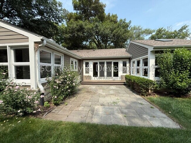 Building Photo - 255 Crest Rd
