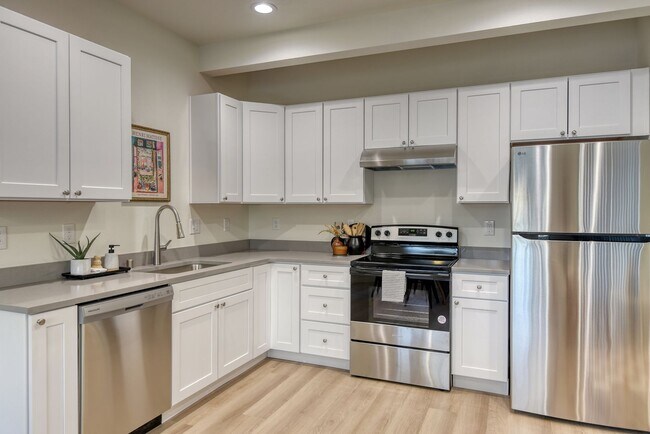 Building Photo - 4913 E 6th Ave