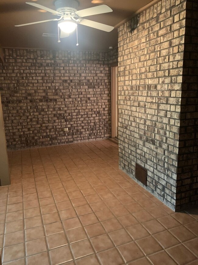 Building Photo - Cozy and Quaint 2 bedroom 2 bath with bonu...