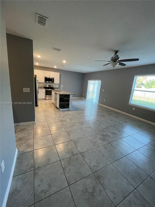 Building Photo - 982 SW Commonwealth Rd