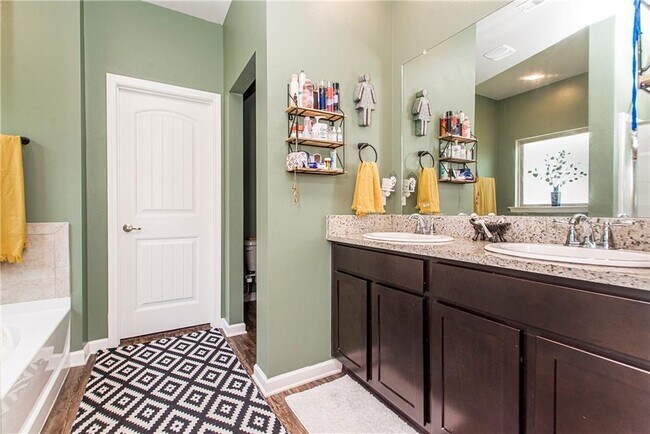 Building Photo - 717 W Lakeshore Landing Dr