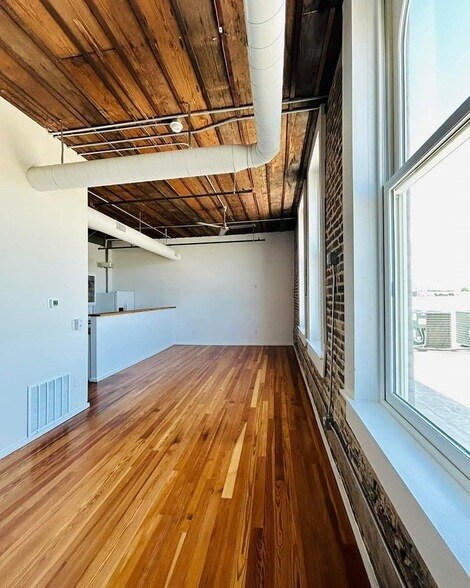 Primary Photo - 201 E Chambers St