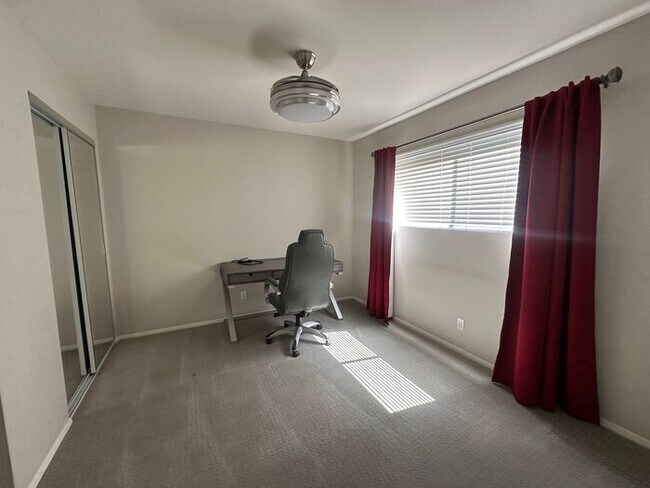 Building Photo - Charming 2 Bed 1 bath Condo