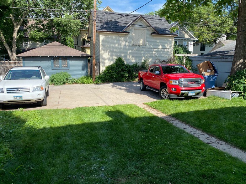 Building Photo - 2621 Colfax Ave S