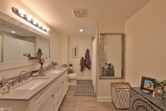 Master Bath - 909 Washington St