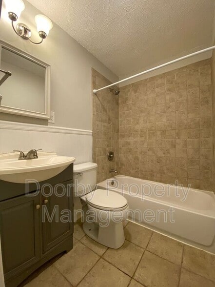 Building Photo - 303 Ridgeway Dr