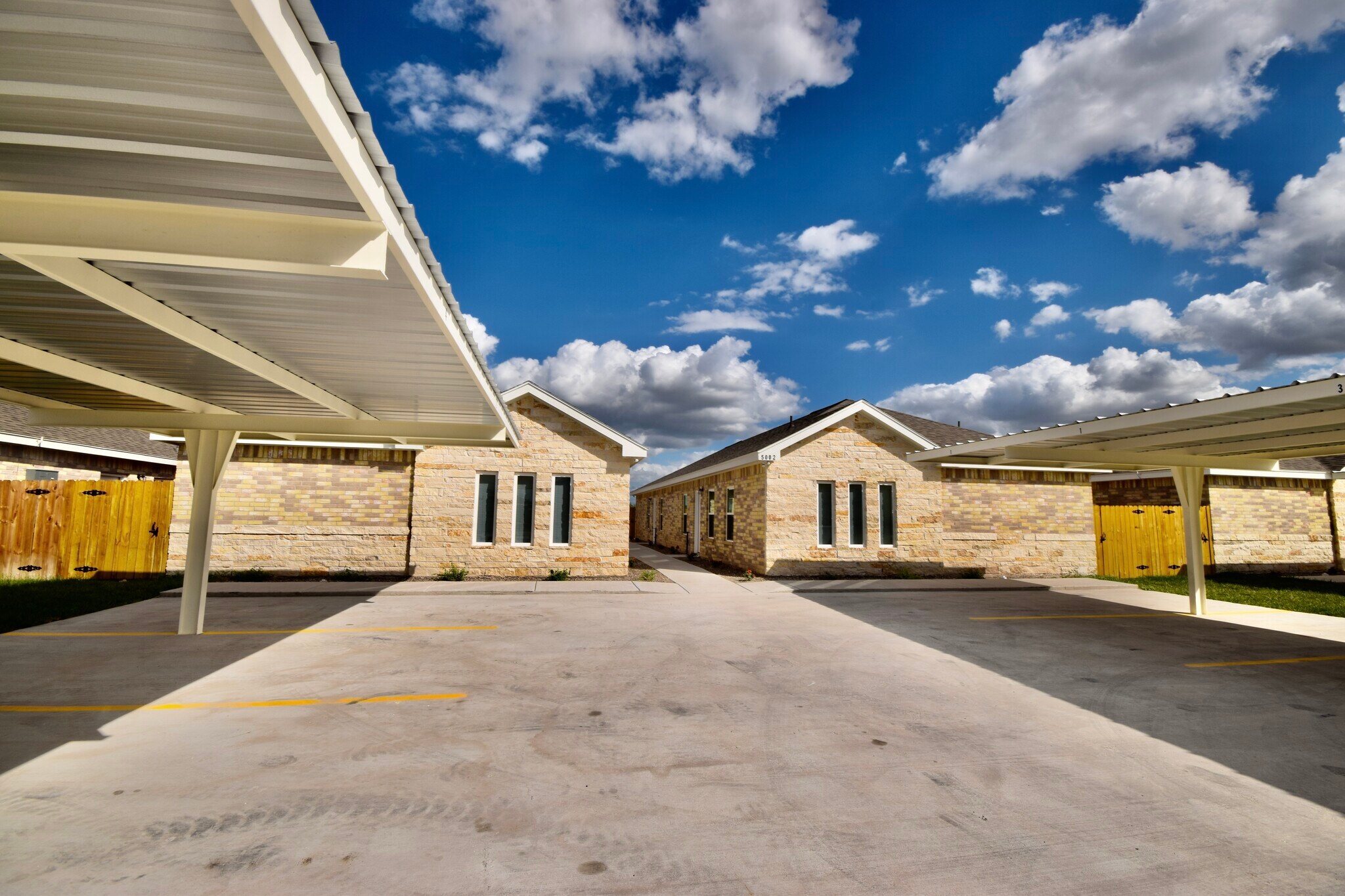 Building Photo - 5000 N Hiawatha Dr