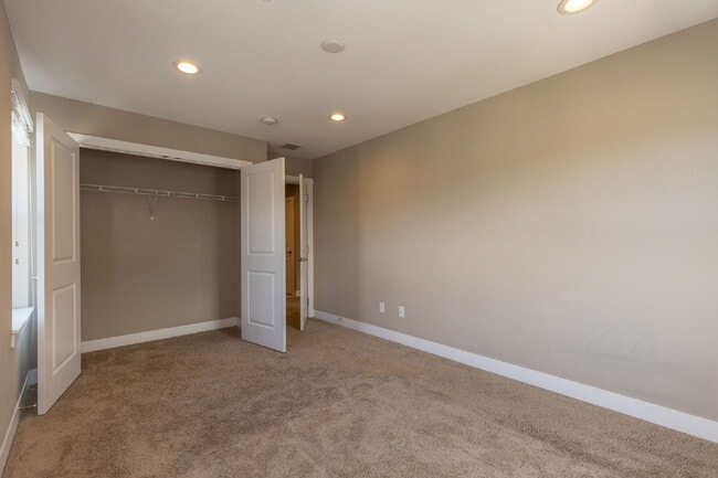 Building Photo - 6bd/4.5 bath home in Southwest Longmont!
