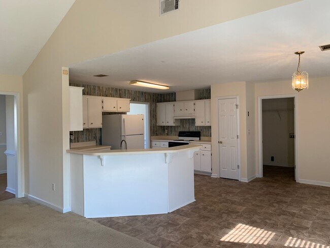 Building Photo - 225 Taylor Cir