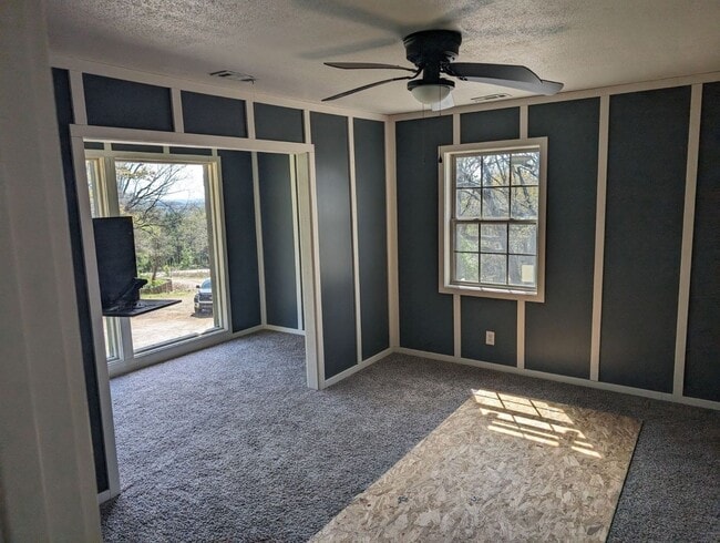 Building Photo - 4 bedroom house, Van Buren