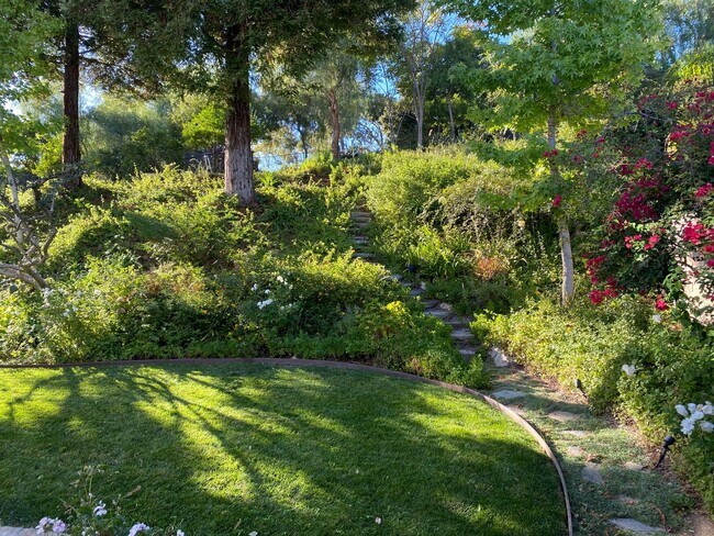 Building Photo - Private Courtyard Entry & Expansive Backyard Oasis