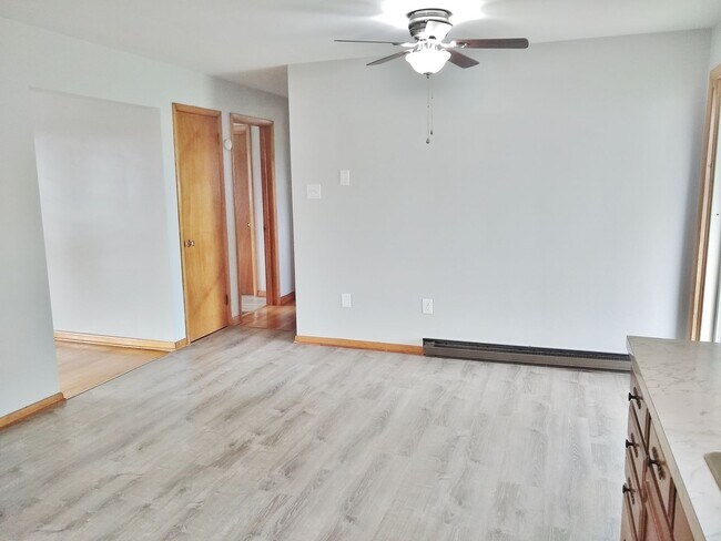 Building Photo - 2 Bed / 1-1/2 Bath Single Family Home