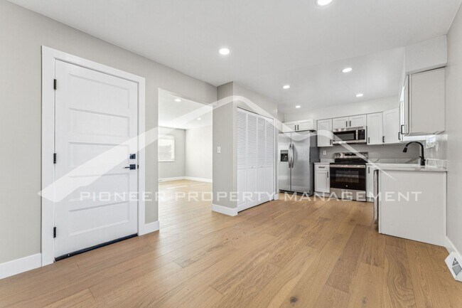 Building Photo - Charming Home with Washer/Dryer and Centra...