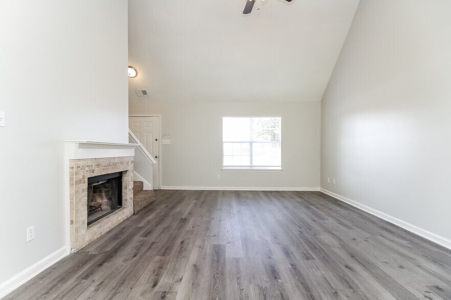 Building Photo - 8432 Creek Front Dr