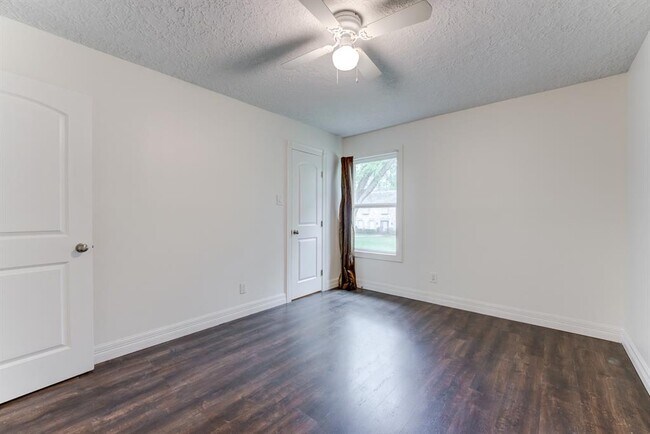 Building Photo - 560 Landfall Ln
