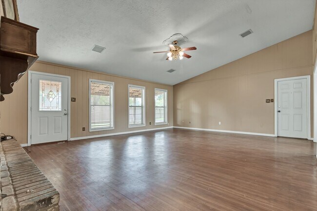 Building Photo - END OF JULY MOVE IN!!  Spacious 4 Bedroom 2 Bathroom Home with Huge Yard!