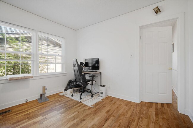 Building Photo - MOVE IN SPECIAL PARK HILL HOUSE