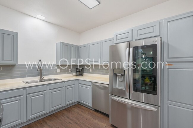Building Photo - AVAILABLE BY JULY 15