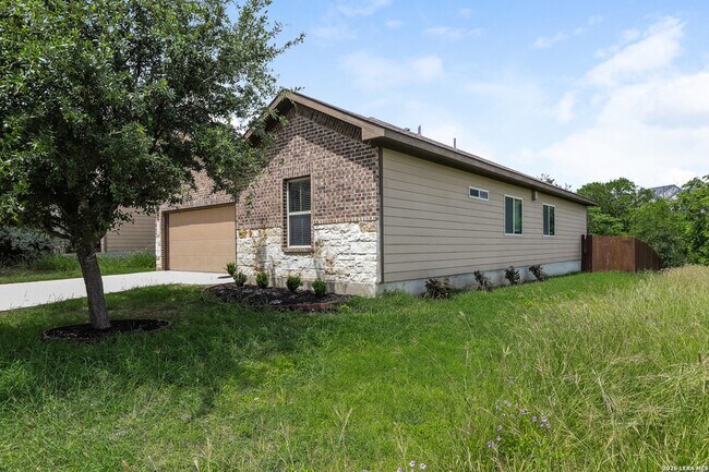 Building Photo - 1330 Plaza Lake Dr