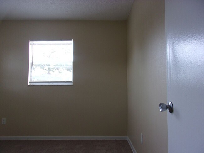 Building Photo - Adorable 2 Bedroom Just Minutes from Ameni...