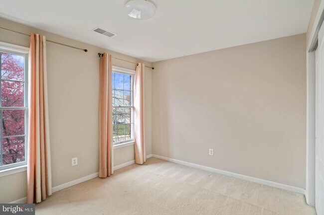 Building Photo - 43513 Lucketts Bridge Cir