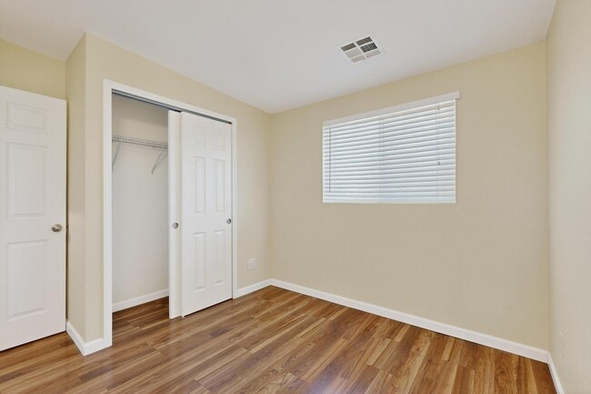 Building Photo - 1237 Pitt St NE