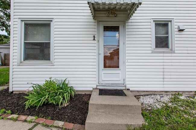 Building Photo - 725 7th Ave SE