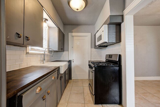 Building Photo - Charming 2-Bed, 1-Bath Upstairs Duplex Near the Paseo District * * * $350 MOVE-IN SPECIAL * * *