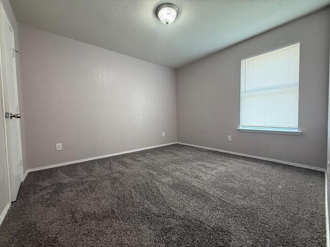 Building Photo - charming 3-bedroom, 2-bath home located in the highly sought-after Sendera Ranch community.