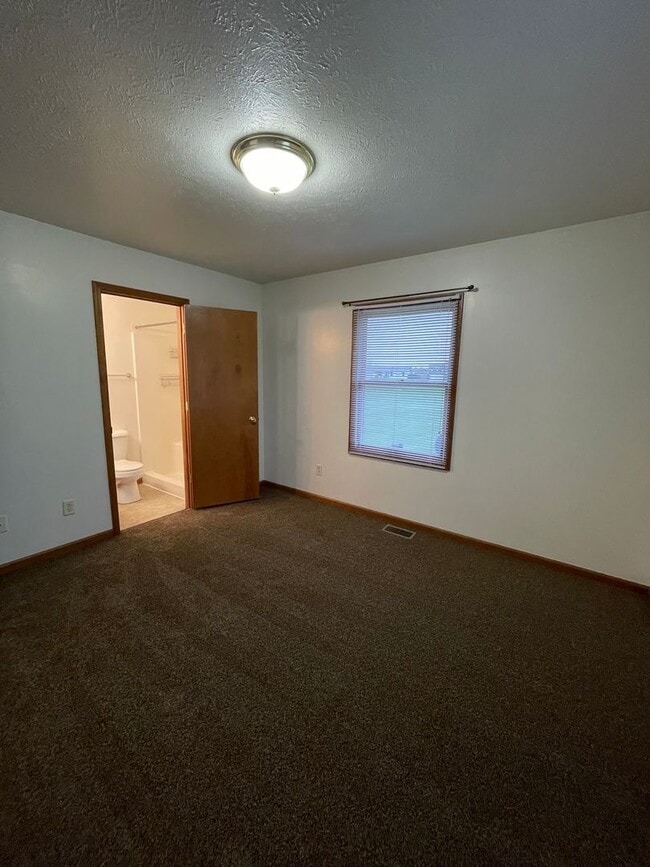 Building Photo - Beautiful 3 Bedroom-2 Bath on Goshen South...