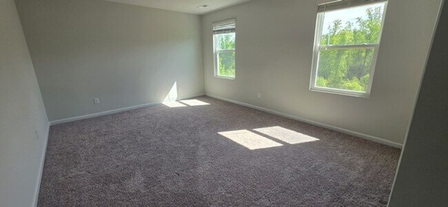 Building Photo - **** READY TO MOVE IN NOW ****