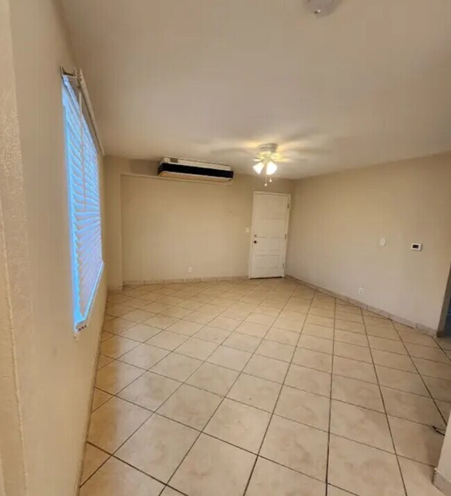 Building Photo - 215 Oak St