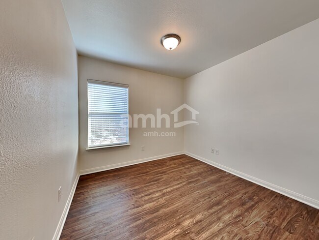 Building Photo - 10025 Quail Glen Dr
