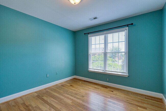 Building Photo - 210 Rivermill Ct