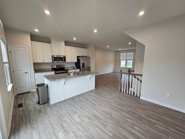 Building Photo - 3 Bedroom, 2.5 Bathroom Townhome, Available NOW