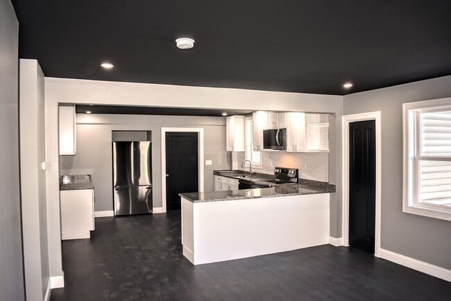 Building Photo - 2 Sunnyside St