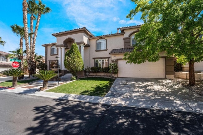 Building Photo - Luxurious Home in Gated Community