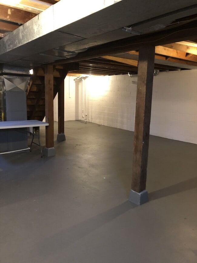 Building Photo - 615 Rice St E